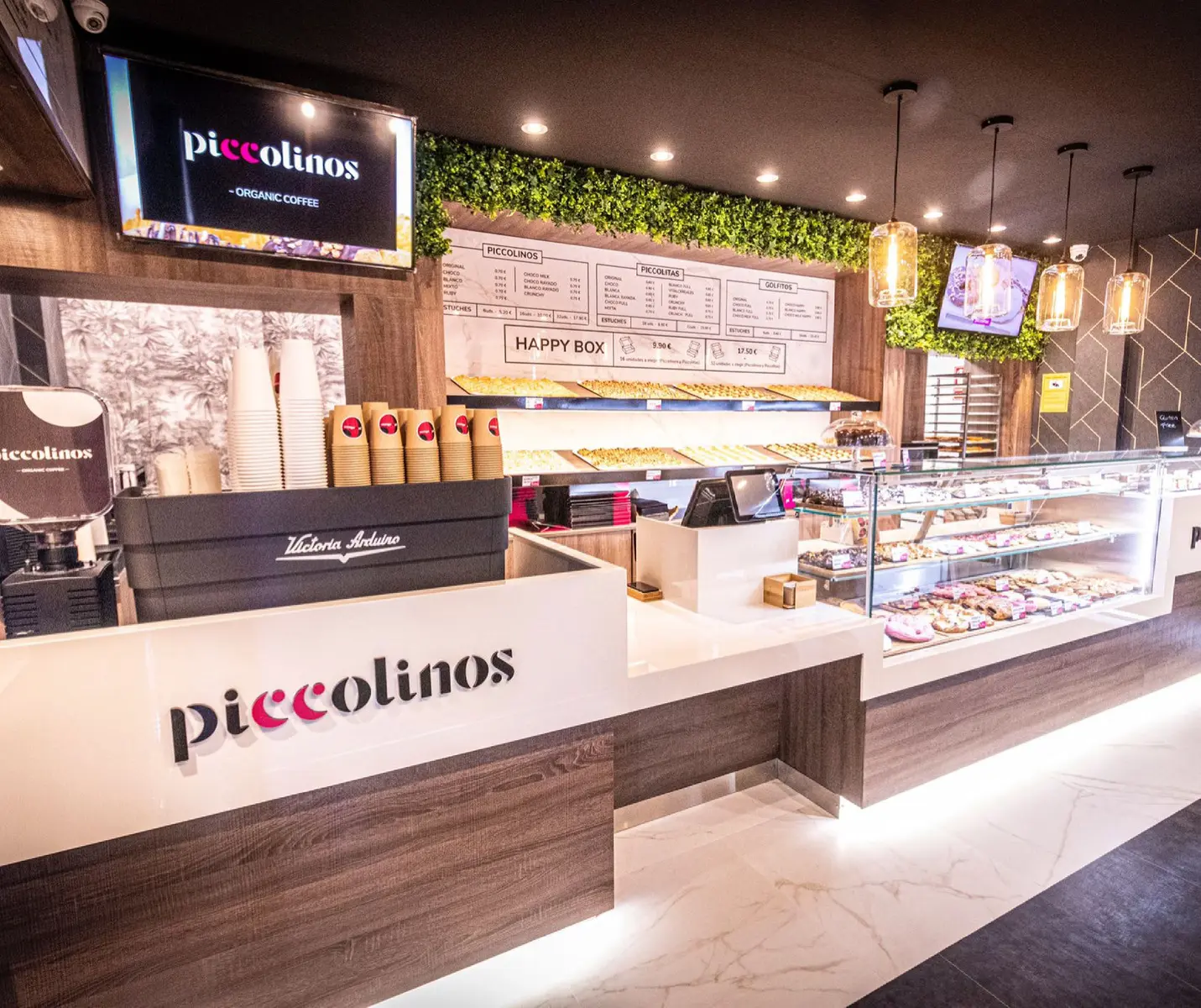 Interior mostrador establecimiento Piccolinos