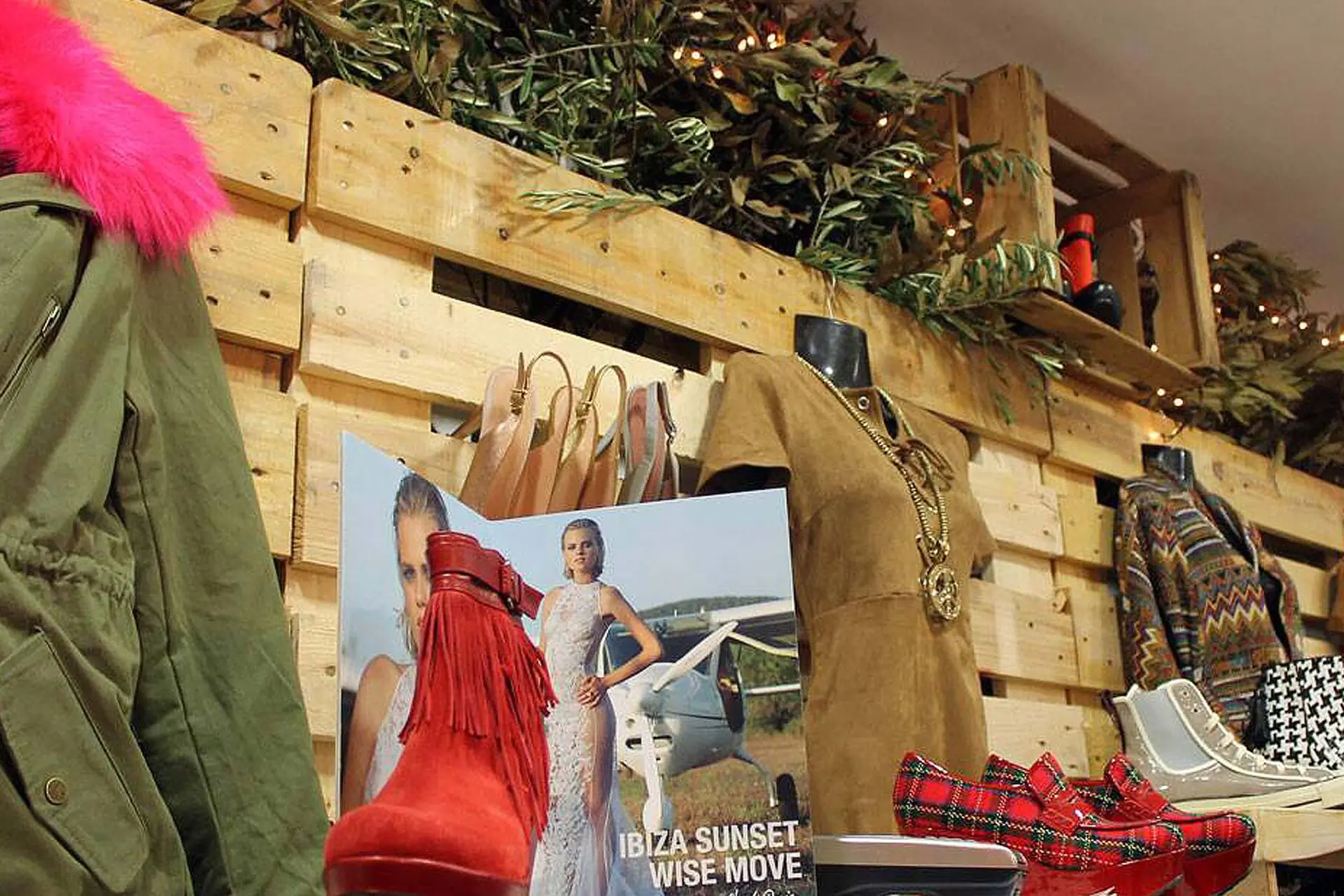 Marketco presentación stands madera con ropa